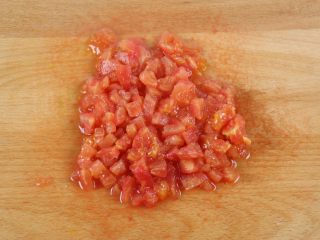 番茄金蛋烧,去皮后的番茄切碎丁。