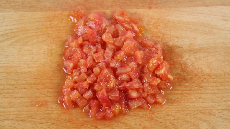 番茄金蛋烧,去皮后的番茄切碎丁。