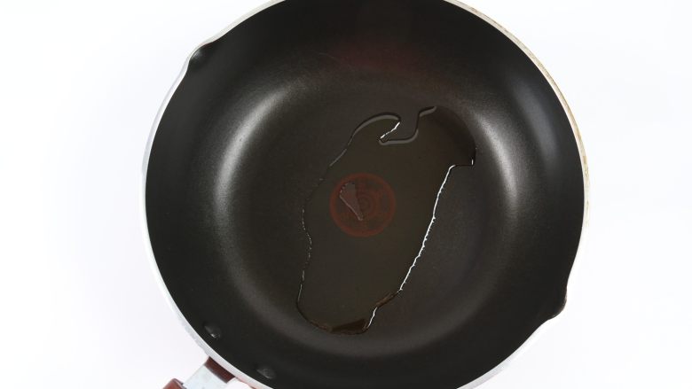 番茄金蛋烧,不粘锅中加入少量的油，均匀的抹在锅上。开始加热。