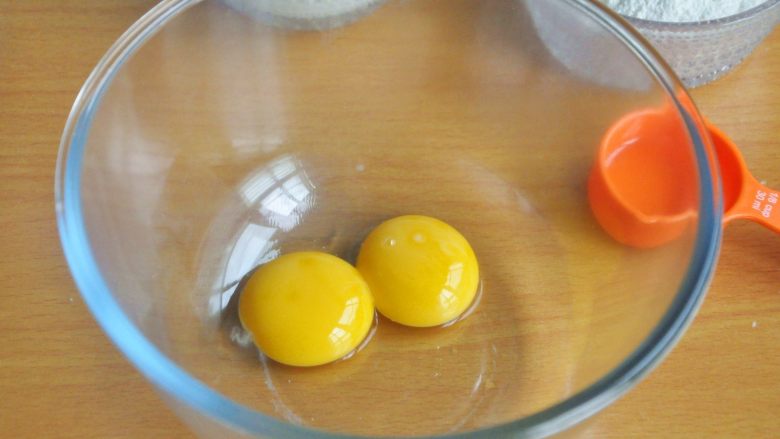 原味松饼（无泡打粉版）,将蛋黄和蛋清分离。