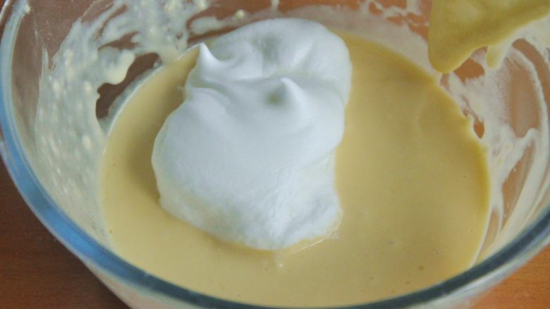 原味松饼（无泡打粉版）,将少量蛋白霜加入到蛋黄糊中，切拌均匀。