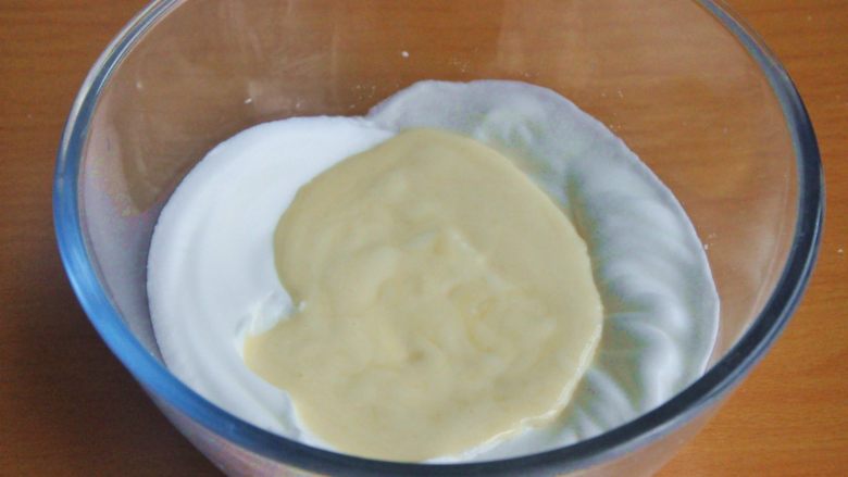 原味松饼（无泡打粉版）,将混合后的蛋糕糊全部倒入蛋白霜中。