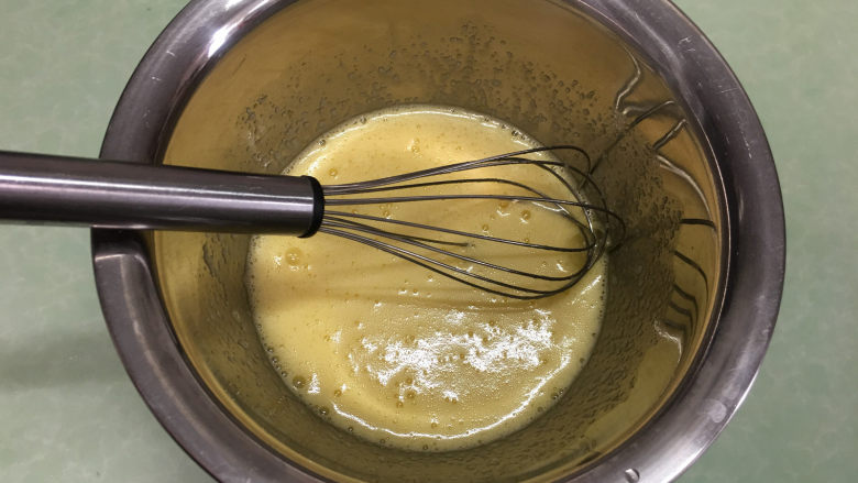 香蕉松仁麦芬蛋糕,用手动打蛋器混合均匀。