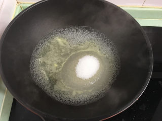 抹茶凤梨全麦面包,锅中倒入少量挤出的菠萝汁，白糖。