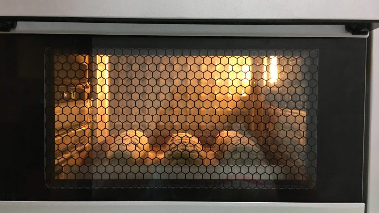 抹茶凤梨全麦面包,放入提前预热的烤箱中进行烘烤，温度为上管140度，下管165度，时间为25分钟。
