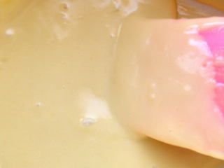 有龙出海彩绘蛋糕卷,然后制作黄色蛋糕糊，这部分是盘龙的身体主色。将辅料中的蛋黄与牛奶、色拉油混合均匀后，筛入低粉拌匀备用