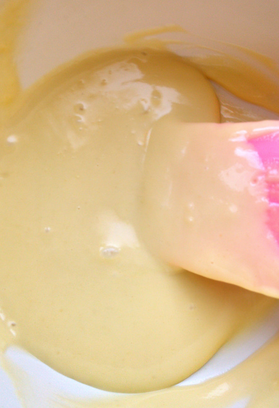 有龙出海彩绘蛋糕卷,然后制作黄色蛋糕糊，这部分是盘龙的身体主色。将辅料中的<a style='color:red;display:inline-block;' href='/shicai/ 15'>蛋黄</a>与牛奶、色拉油混合均匀后，筛入低粉拌匀备用