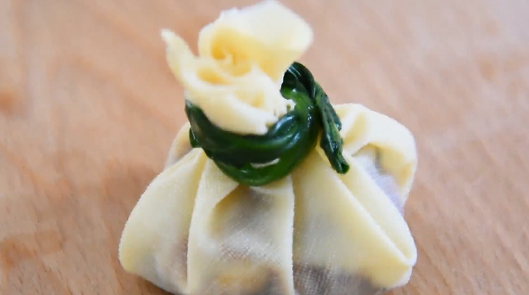 大厨教你做“福袋”，营养美味而且方法简单,用菠菜茎做封口