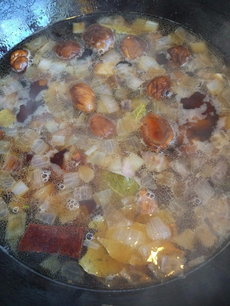电压力锅版卤肉饭,待电压力完成程序，将锅内的汤和肉一起倒入铁锅内