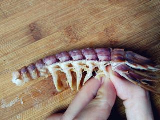 快速手剥皮皮虾,如图所示，将每一片划水的蹼足捏一下，使有肉的部分脱离外皮。如果皮皮虾不够肥，这部分没有肉，可以直接掰掉丢弃，就不用挨个捏了