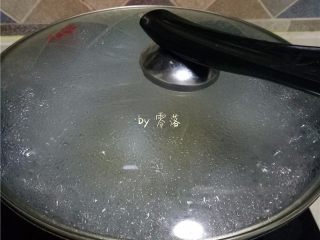 双椒螺旋面,将螺旋面放入锅里煮至8分熟；