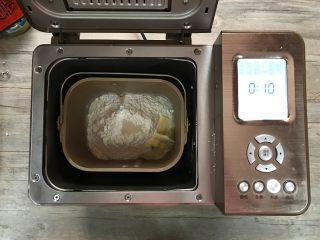 黄桃香酥面包,将面团材料全部放入东菱1352面包机桶内，设置和面10分钟，结束后让面团静置5分钟后，再设置和面15分钟。