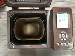 黄桃香酥面包,将面团收圆，开启面包机发酵程序进行一发，我设置了35分钟。