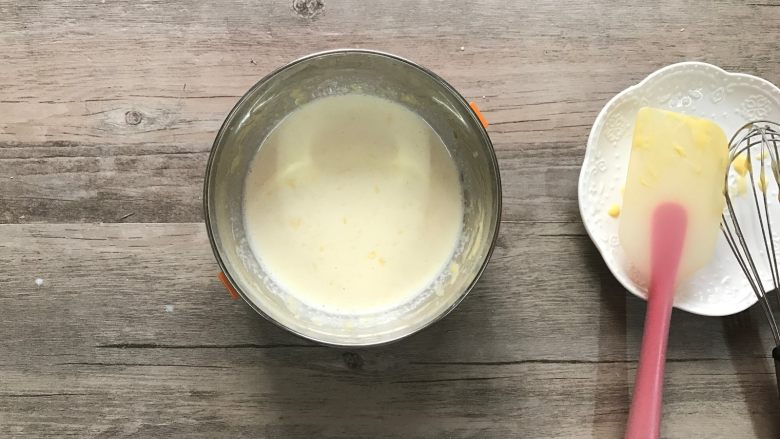 黄桃香酥面包,e.加入另一半牛奶（45克），拌匀。