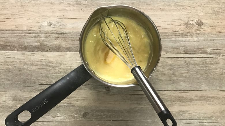 黄桃香酥面包,g.再开小火煮至浓稠（煮的过程要不停搅拌以免结块糊底），离火并加入黄油。