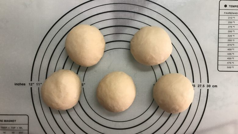 黄桃香酥面包,取出面团，排气后均分成5份，滚圆后盖上保鲜膜松弛15分钟。