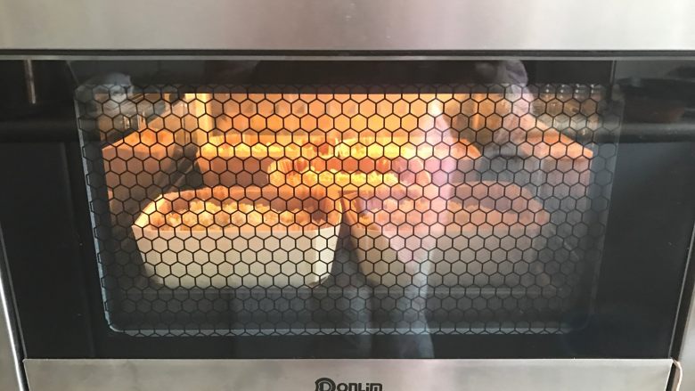 黄桃香酥面包,送入烤立方，上160度下150度烘烤25分钟左右。