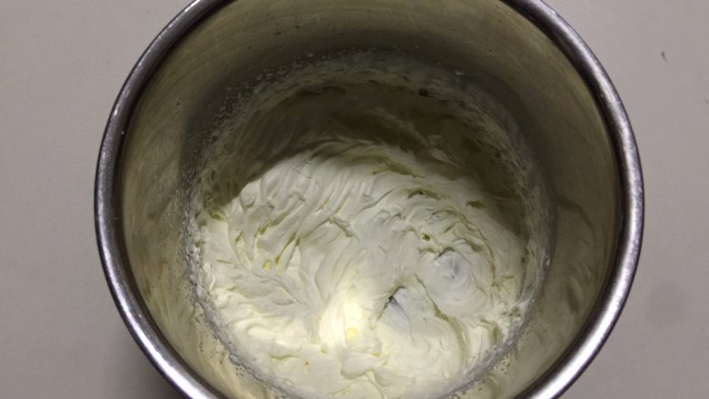 百香果冻芝士蛋糕,135克淡奶油中加入14克糖粉，用电动打蛋器中速打发至8-9分发