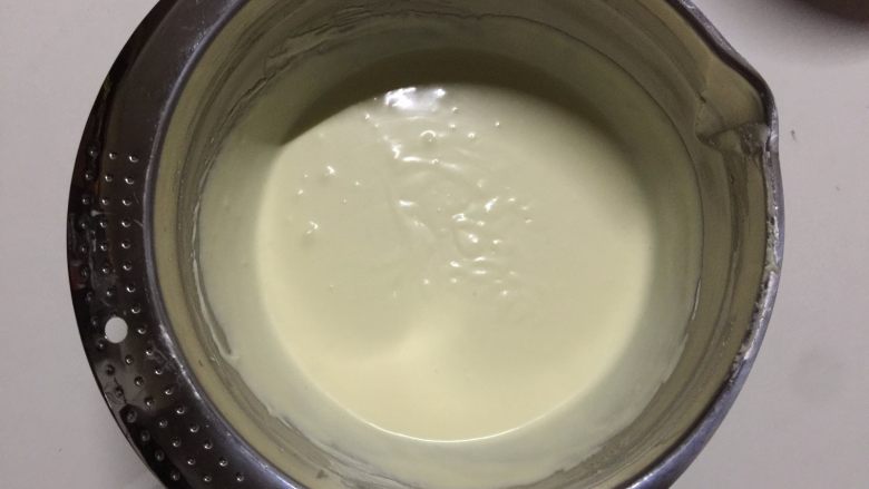 百香果冻芝士蛋糕,加入芝士液中，可用刮刀或蛋抽搅拌至看不见漂浮的淡奶油
