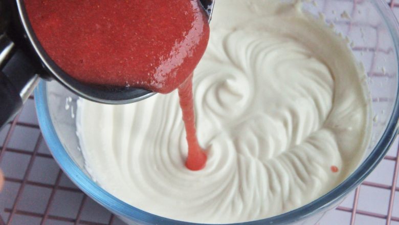 草莓慕斯蛋糕,将冷却的草莓泥混合到奶油中，翻拌均匀，细腻无结块。