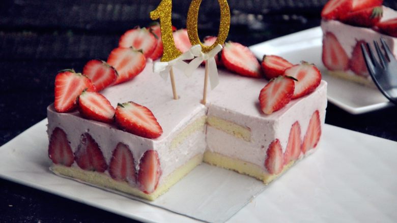 草莓慕斯蛋糕,好好享受美味吧！