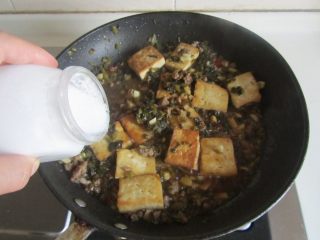 雪菜肉末烧豆腐,最后加入少许盐， 大火收汁即可。