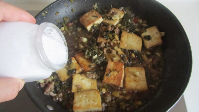 雪菜肉末烧豆腐,最后加入少许盐， 大火收汁即可。