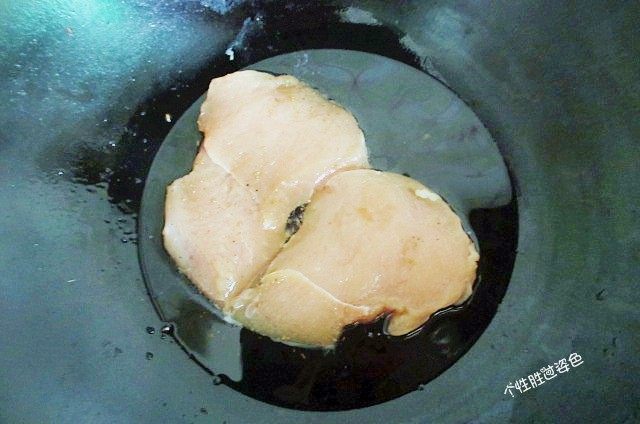 照烧鸡肉饭,锅内小火放油，将鸡胸肉平放锅内小火两面煎