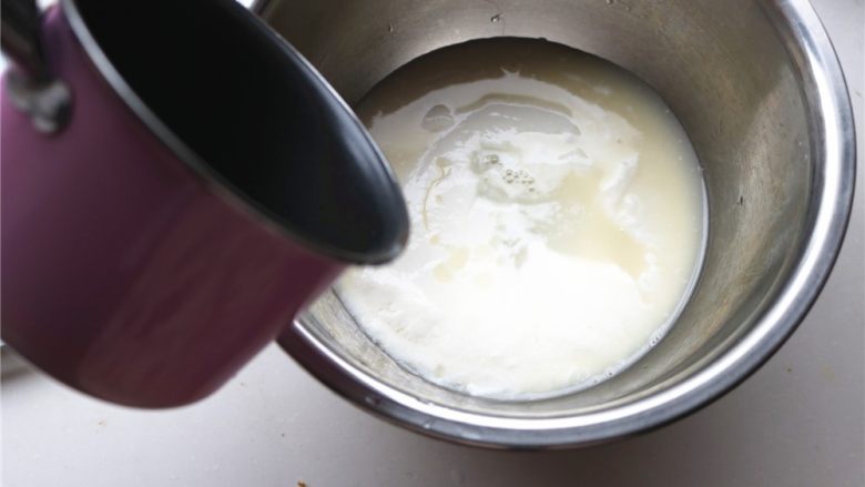 火龙果酸奶双色慕斯,倒入剩下的酸奶中，混合均匀。