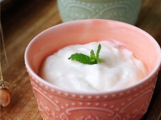 自制老酸奶,酸奶做好后，盛入碗里，拌入细砂糖，再冷藏片刻，即可食用；如果不能吃太凉的食物，酸奶可不用冷藏。