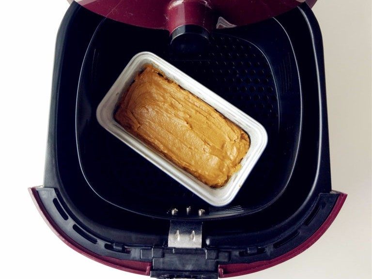 黑糖栗子磅蛋糕,放入烤箱或空气炸锅中，180度烤30分钟左右