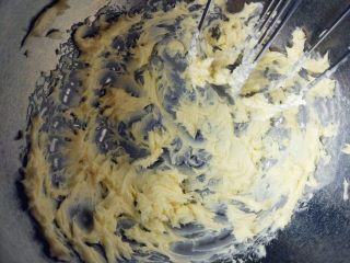 黑糖栗子磅蛋糕,软化后的黄油放入打蛋盆中，用电动打蛋器搅拌到蛋黄酱的状态