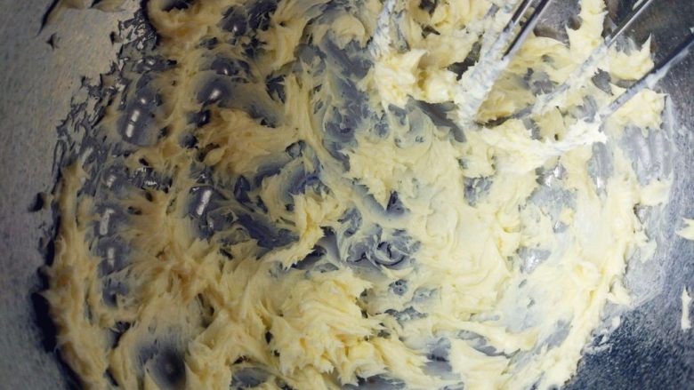 黑糖栗子磅蛋糕,软化后的黄油放入打蛋盆中，用电动打蛋器搅拌到蛋黄酱的状态