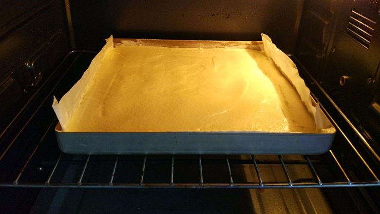 黄桃奶油蛋糕卷,入预热好的烤箱中层，上下火，140度烤15分钟左右。具体时间和温度要根据不同烤箱，模具形状酌情增减