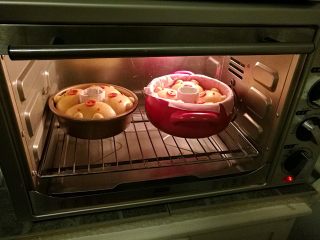 砂锅挤挤猪头包,烤箱提前预热，将砂锅放入烤箱，上火170度，下火150度，烤15分钟。
