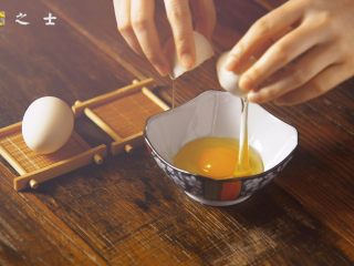 教你如何才能做出----平滑如镜的蛋羹,将鸡蛋打到一个小一点儿的容器中。
鸡蛋最好提前从冰箱里拿出来哟~