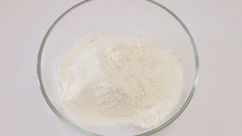 甜心可可麻薯馒头,150g的低筋面粉过筛到干净的盆中