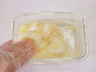 甜心可可麻薯馒头,戴上一次性手套，将黄油和麻薯揉匀至充分吸收，看不到油脂的状态