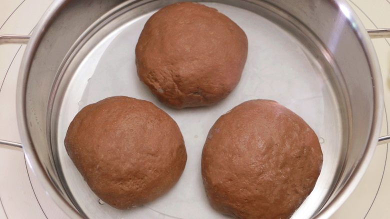 甜心可可麻薯馒头,面团做好后放在蒸锅上，继续室温发酵20分钟左右（蒸锅上可垫一层油纸或者蒸布防粘）
