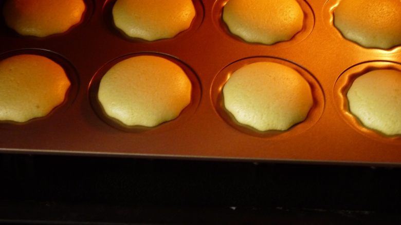 芒果奶酪蛋糕,放一盘水在烤箱里，放入蛋模具
