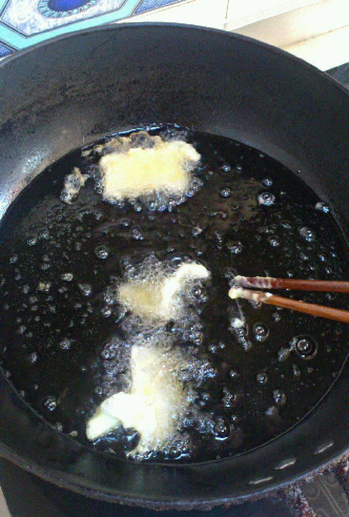 锅塌肉片,将沾到鸡蛋的肉片下入油锅中（油大约6、7分热即可）