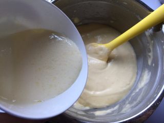 凹型海绵蛋糕,倒入淡奶油溶液，用刮刀翻拌均匀