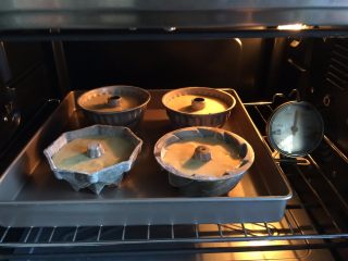 凹型海绵蛋糕,送进预热好的烤箱中层，上下火160度，30分钟