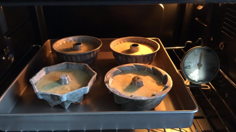 凹型海绵蛋糕,送进预热好的烤箱中层，上下火160度，30分钟