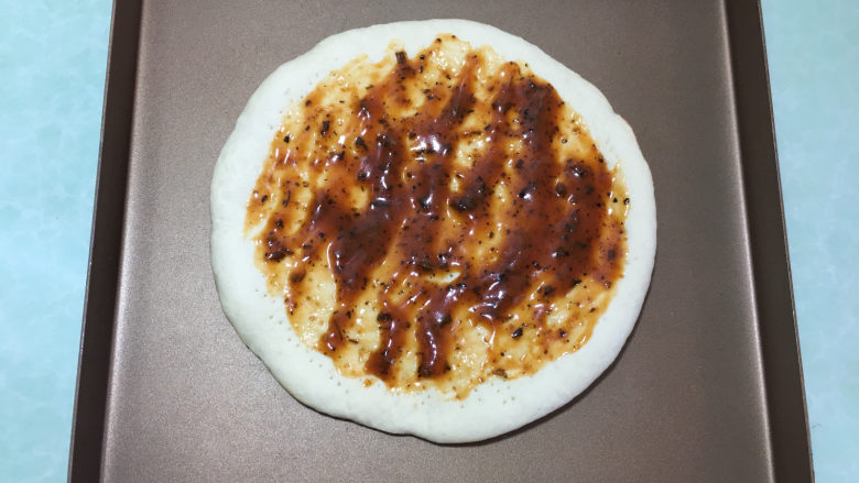 美味的牛排披萨,表面刷一层披萨酱。