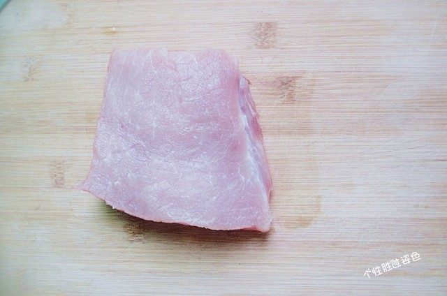 馋嘴猪肉粒,猪里脊肉一块，顺着肉的纹理切，和肉的纹理呈水平线。切一片厚2CM左右厚的肉片