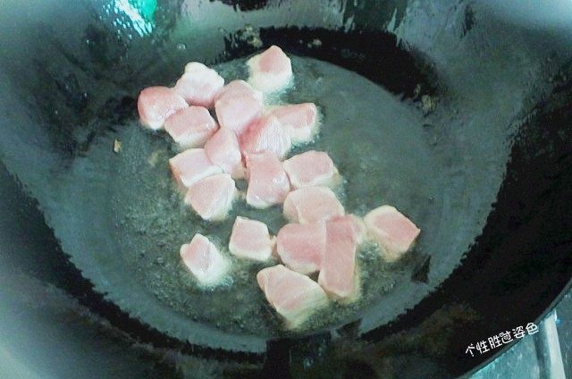 馋嘴猪肉粒,锅内放油，开始油炸腌制好的肉粒