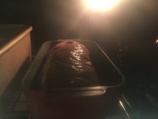 火龙果切片吐司,烤箱165度预热5分钟，烤前喷些水，放中下层，烤约35分钟。