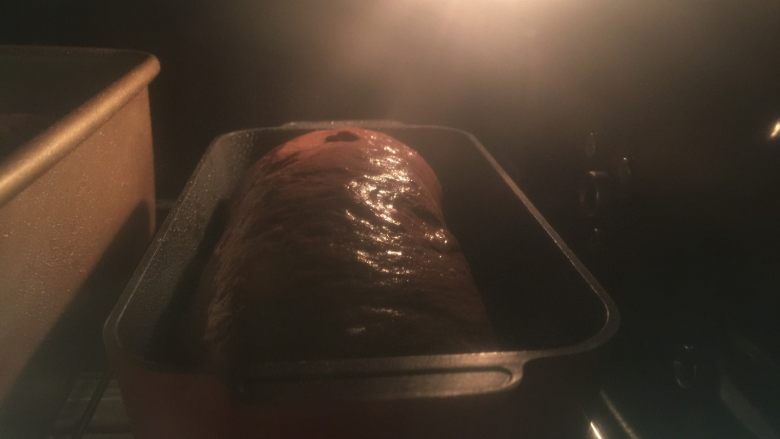 火龙果切片吐司,烤箱165度预热5分钟，烤前喷些水，放中下层，烤约35分钟。