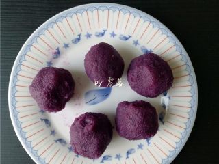 芝麻麻薯,备上5个紫薯丸子，每个丸子均为20g；